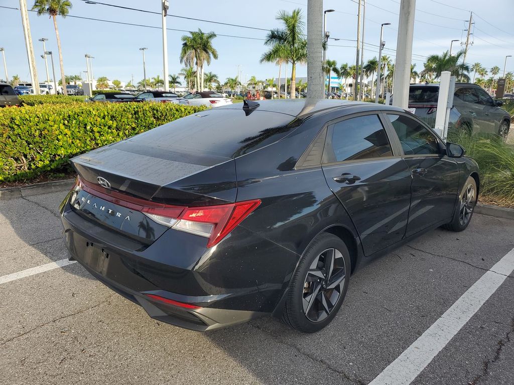 2023 Hyundai Elantra SEL photo 3