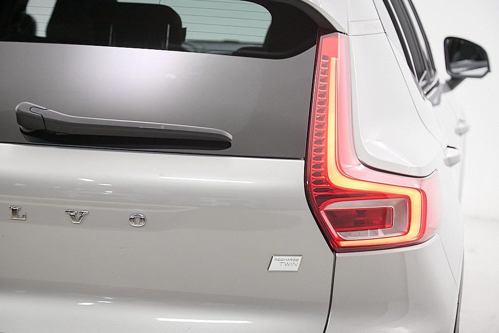 2023 VOLVO XC40 - Image 8