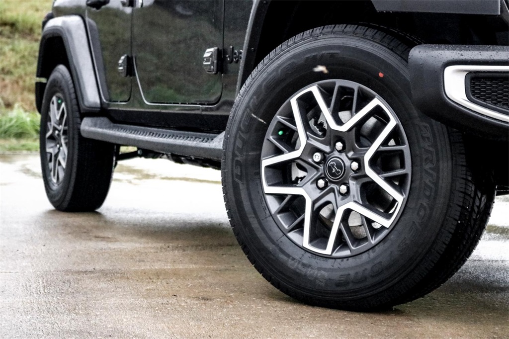 2025 Jeep Wrangler Sahara photo 2