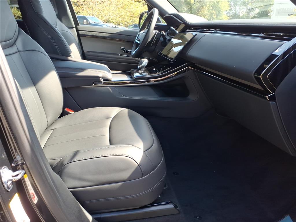 2025 Land Rover Range Rover Sport SE photo 3