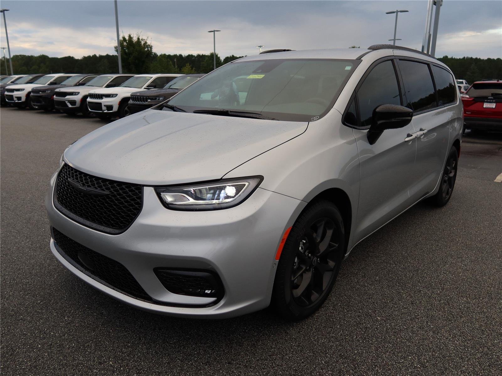 2026 Chrysler Pacifica photo 2