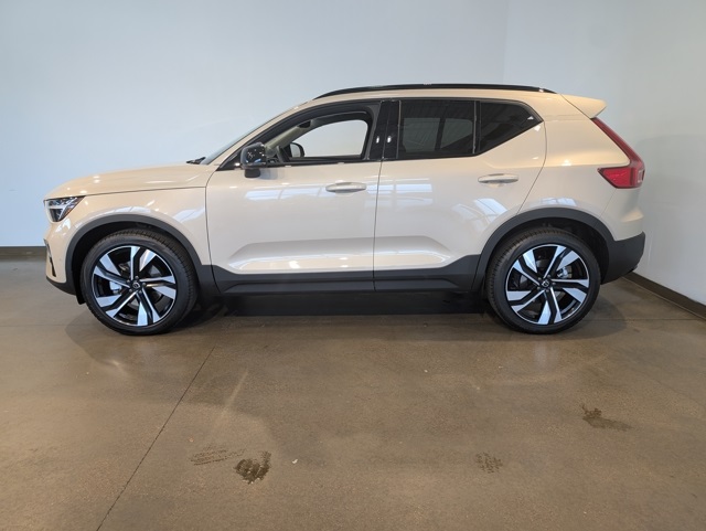 2026 Volvo XC40 photo 2