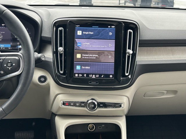 2024 Volvo XC40 Plus photo 12