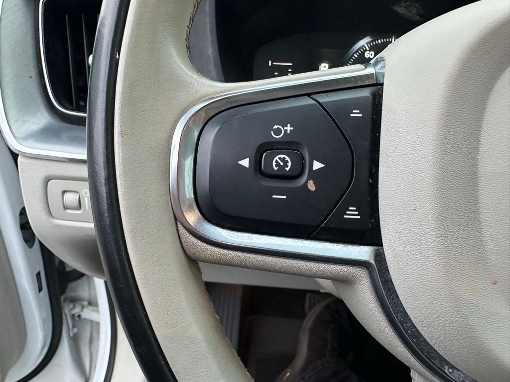 2019 Volvo XC60 T5 Momentum photo 9