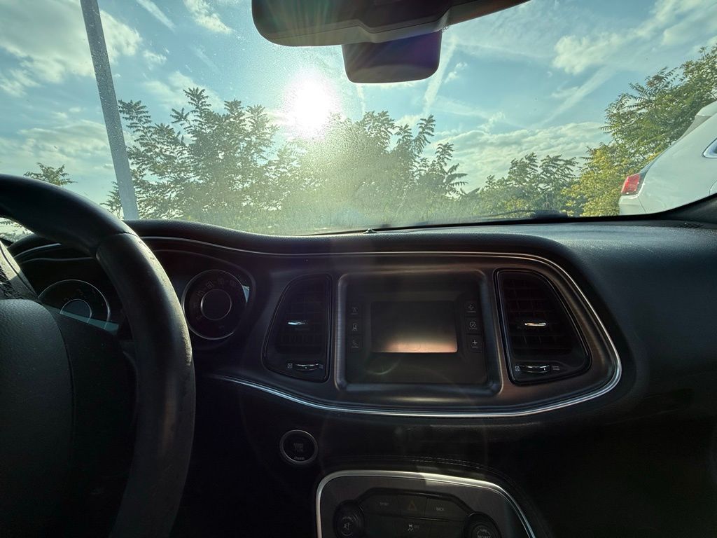 2015 Dodge Challenger SXT photo 5