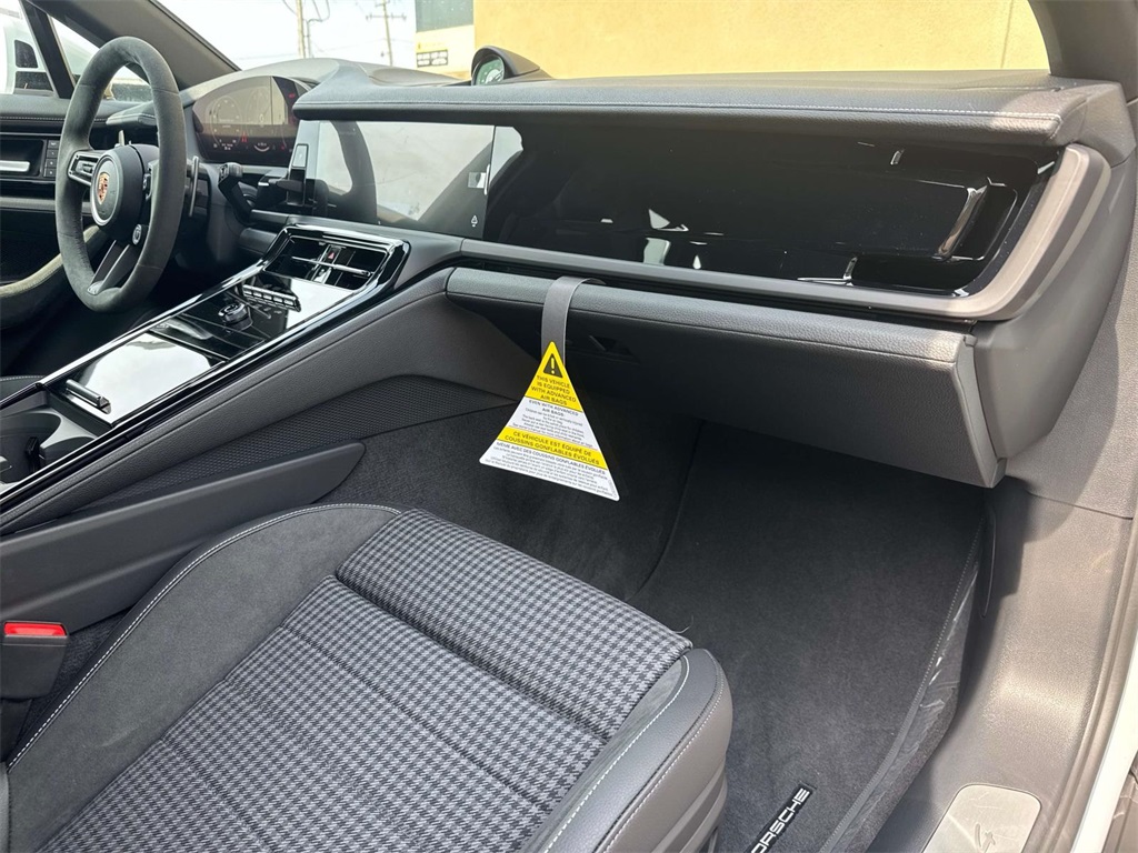 2025 Porsche Panamera 4 photo 17