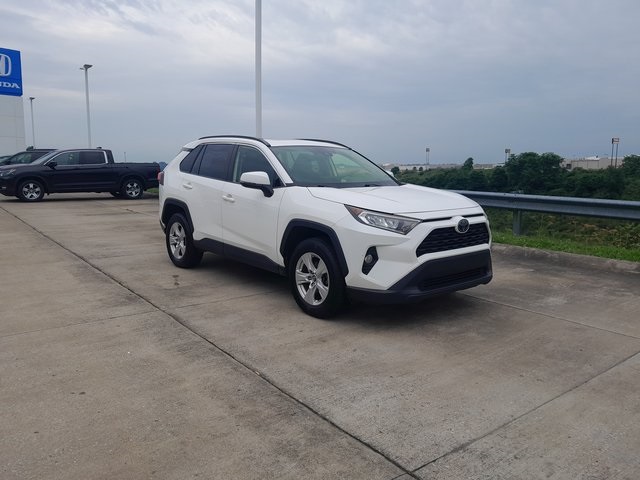 2019 Toyota RAV4 XLE photo 2