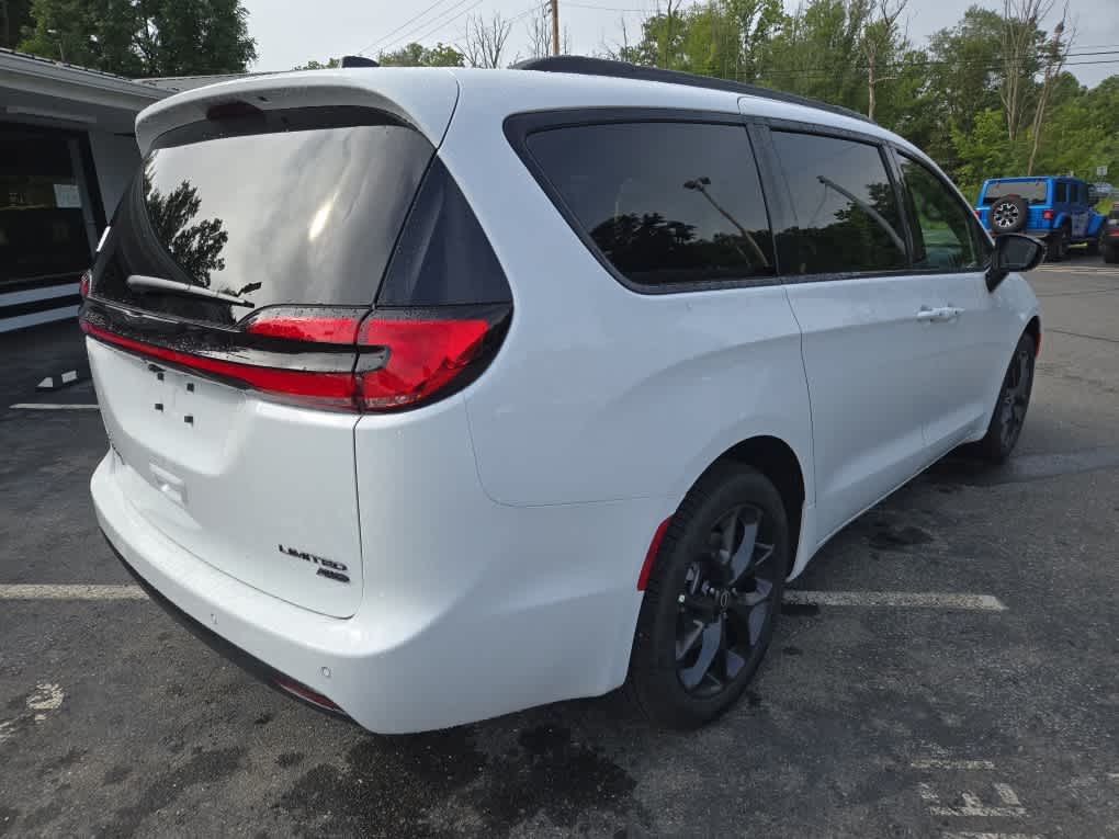 2026 Chrysler Pacifica Limited photo 4