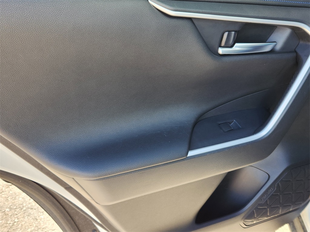 2020 Toyota RAV4 Hybrid XSE photo 11