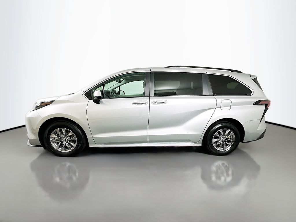 2024 Toyota Sienna XLE photo 8