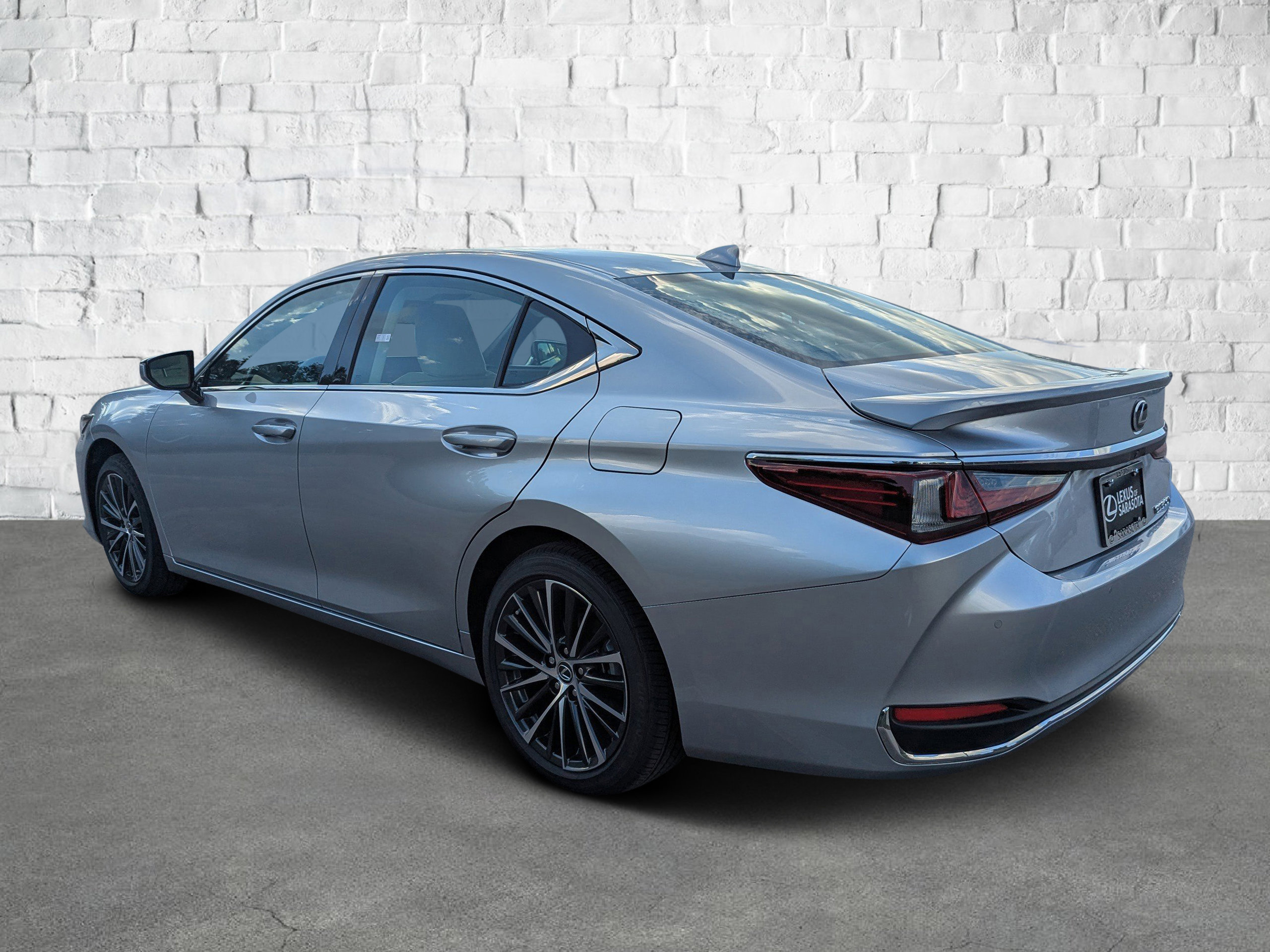 2025 Lexus ES 300h photo 6