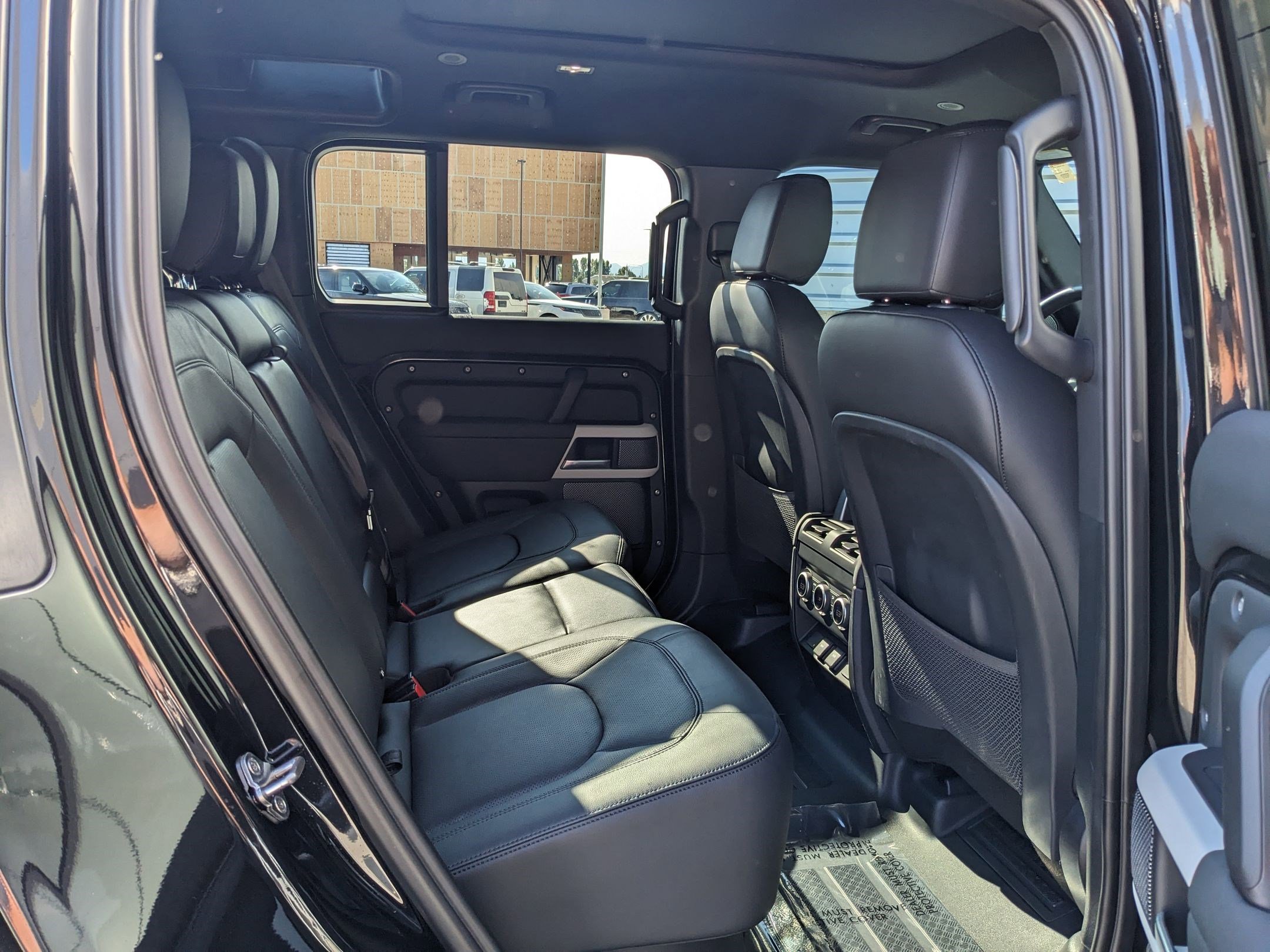 2024 Land Rover Defender 110 S photo 27