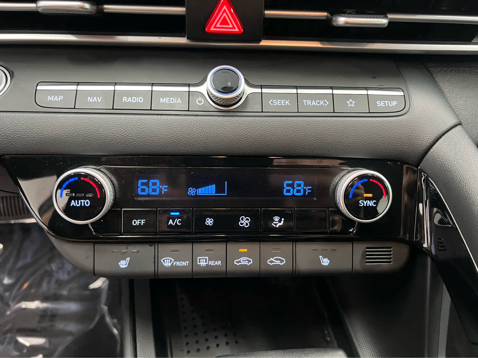 2023 Hyundai Elantra SEL photo 4