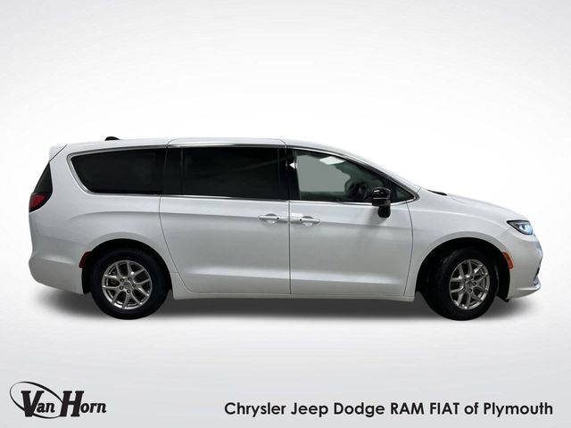 2024 Chrysler Pacifica Touring L's photo