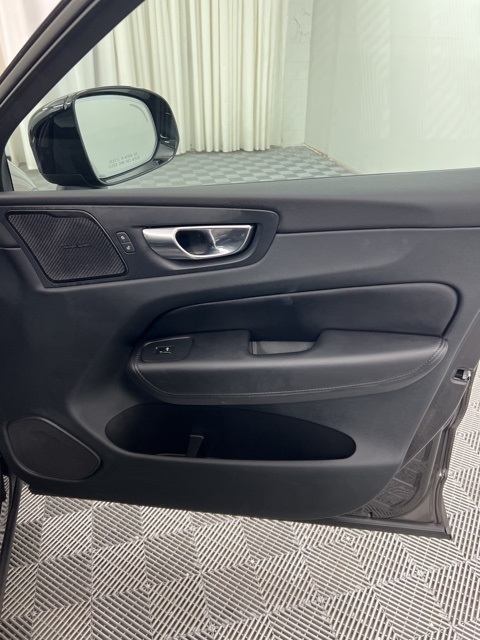 2023 Volvo XC60 B5 Plus photo 19