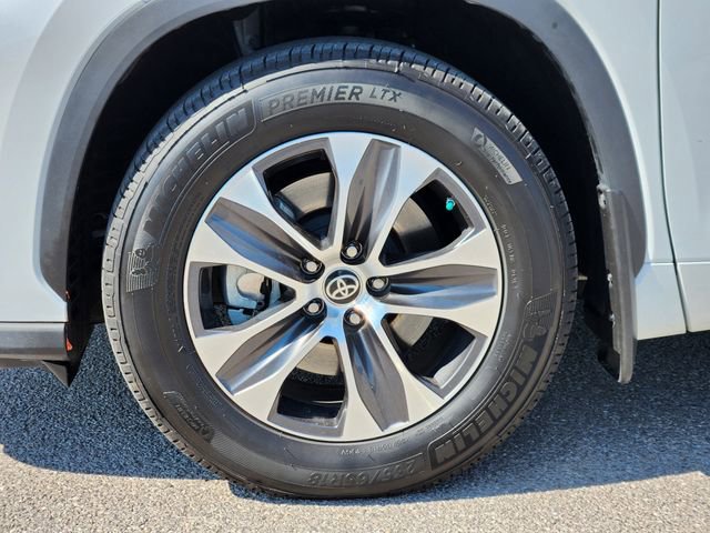 2023 Toyota Highlander L photo 12