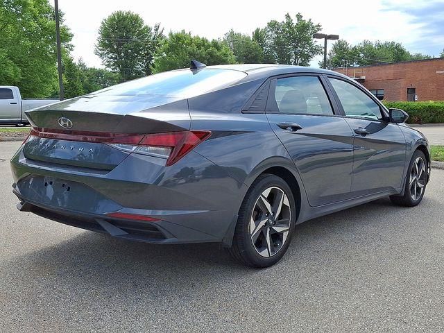 2023 Hyundai Elantra SEL photo 3