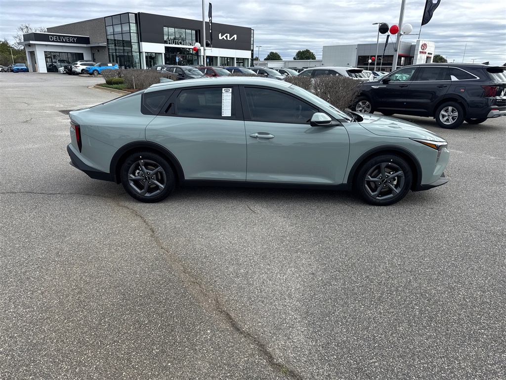 2025 Kia K4 LXS photo 2