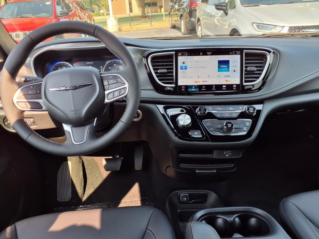 2026 Chrysler Pacifica photo 15