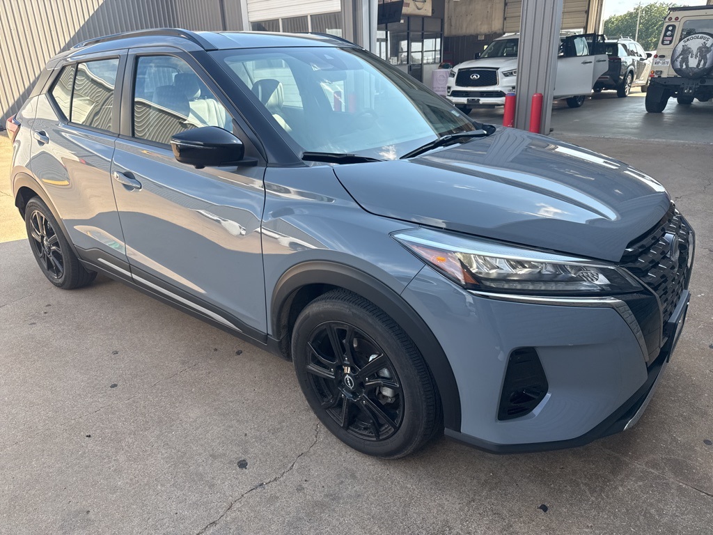 2023 Nissan Kicks SR photo 2