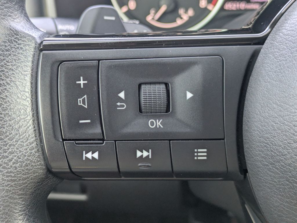2021 Nissan Rogue SV photo 16