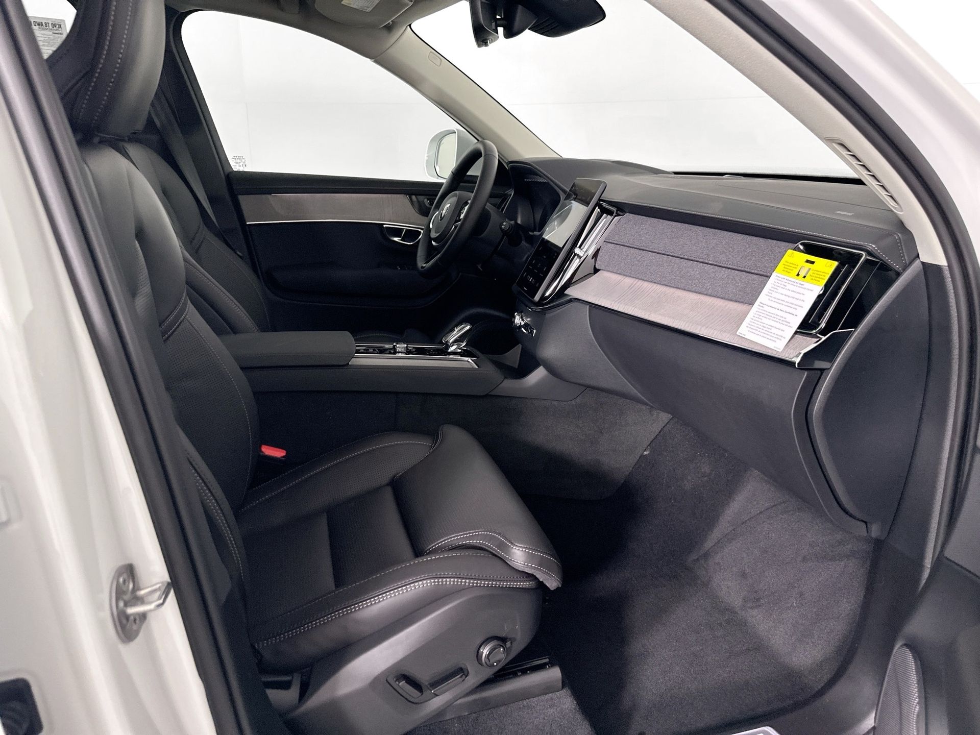 2025 Volvo XC90 T8 photo 17