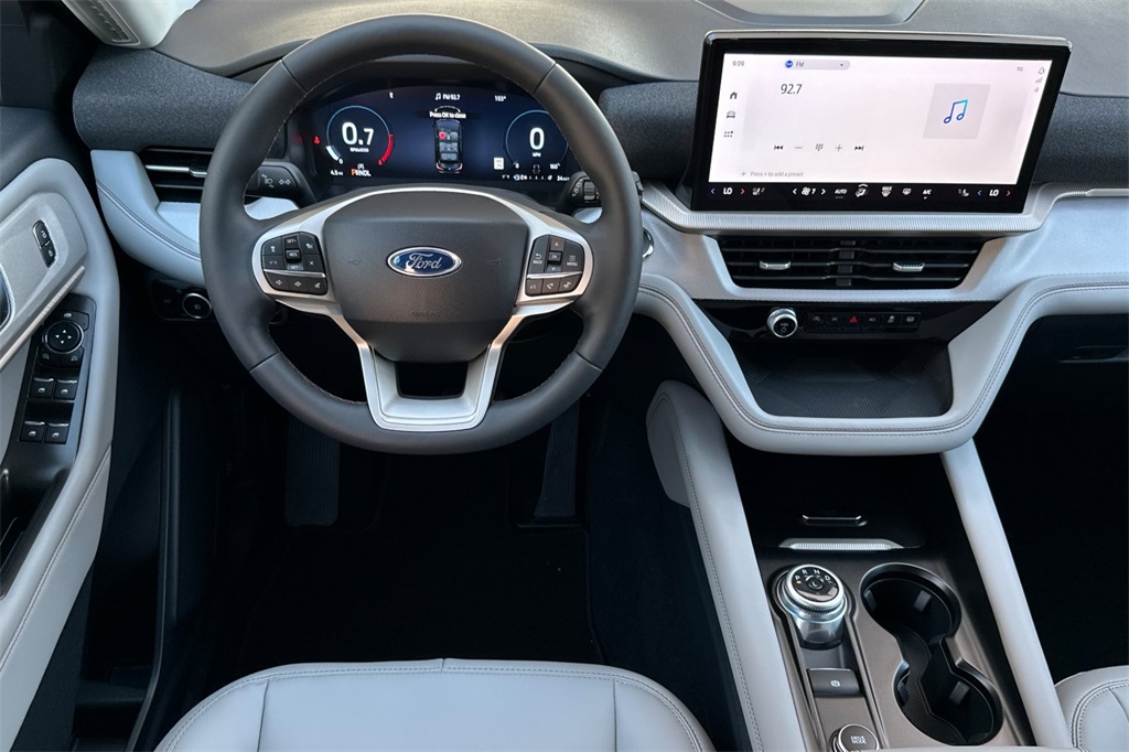 2025 Ford Explorer photo 14