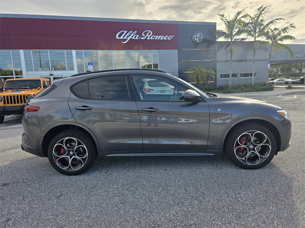 2022 Alfa Romeo Stelvio Ti photo 2