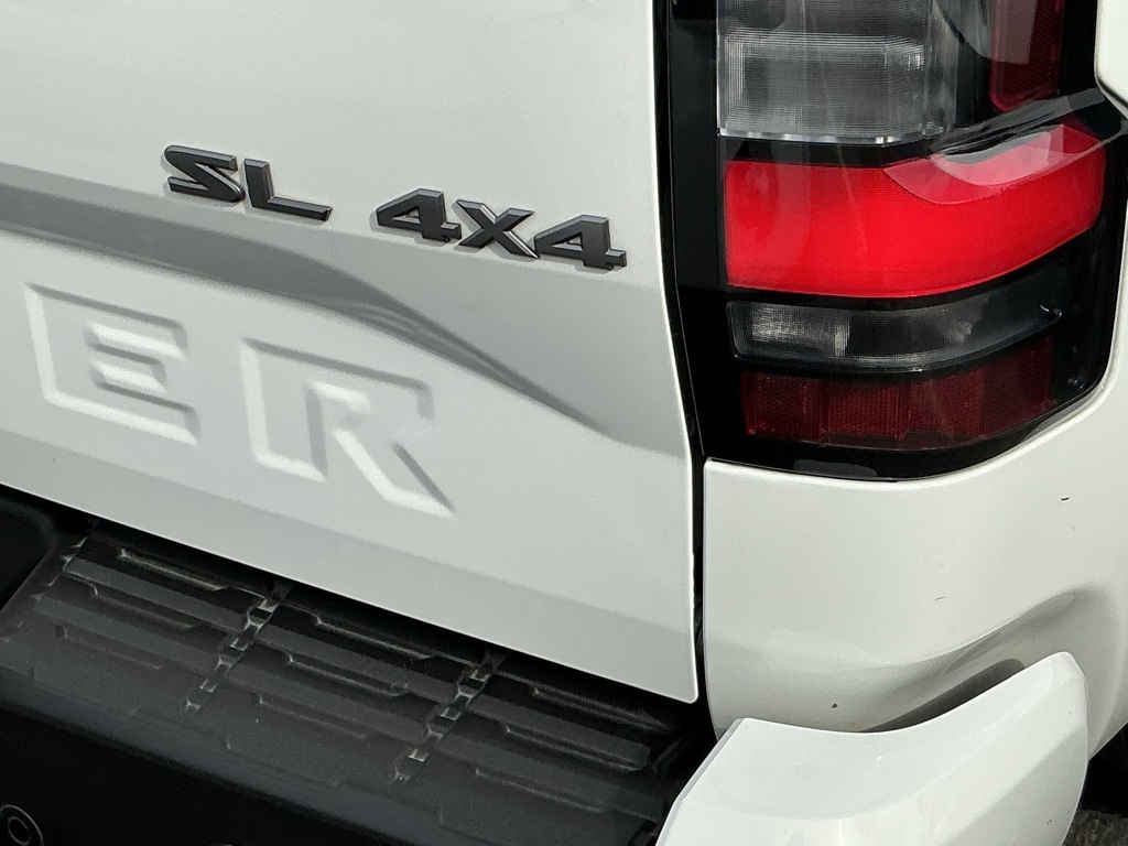 2024 Nissan Frontier SL photo 3