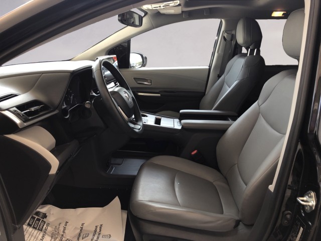 2023 Toyota Sienna XLE photo 9