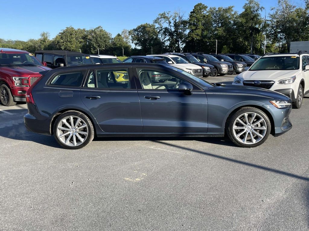 2020 Volvo V60 T5 Momentum photo 26