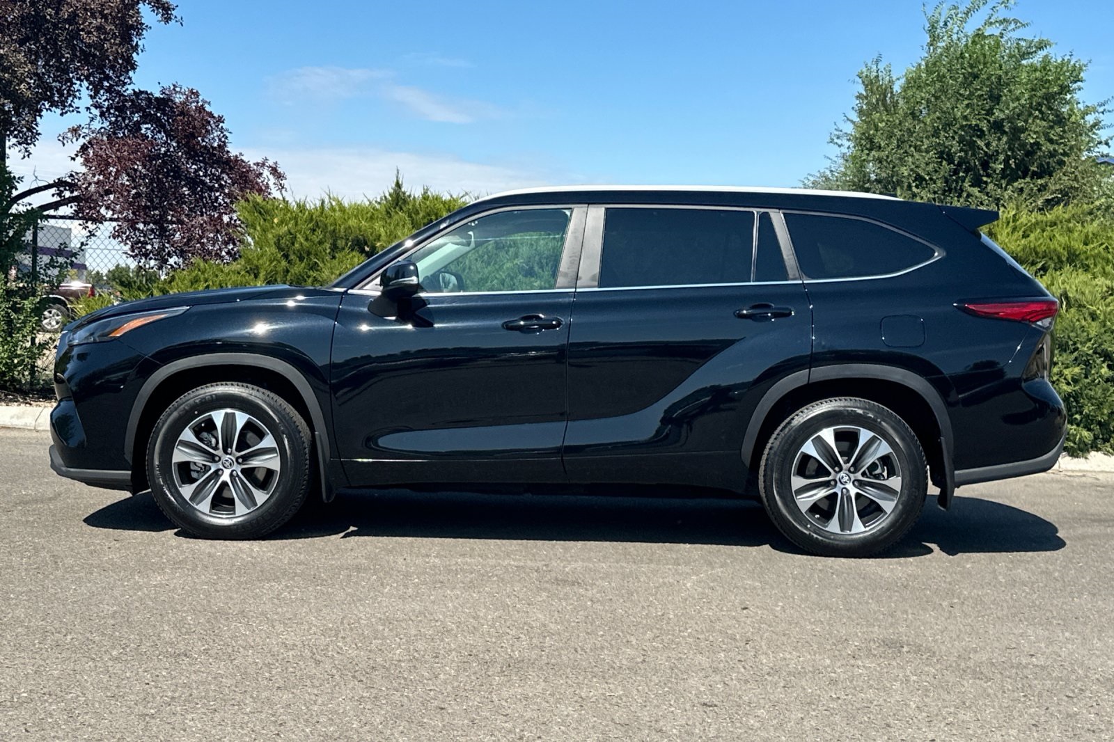 2023 Toyota Highlander XLE photo 3