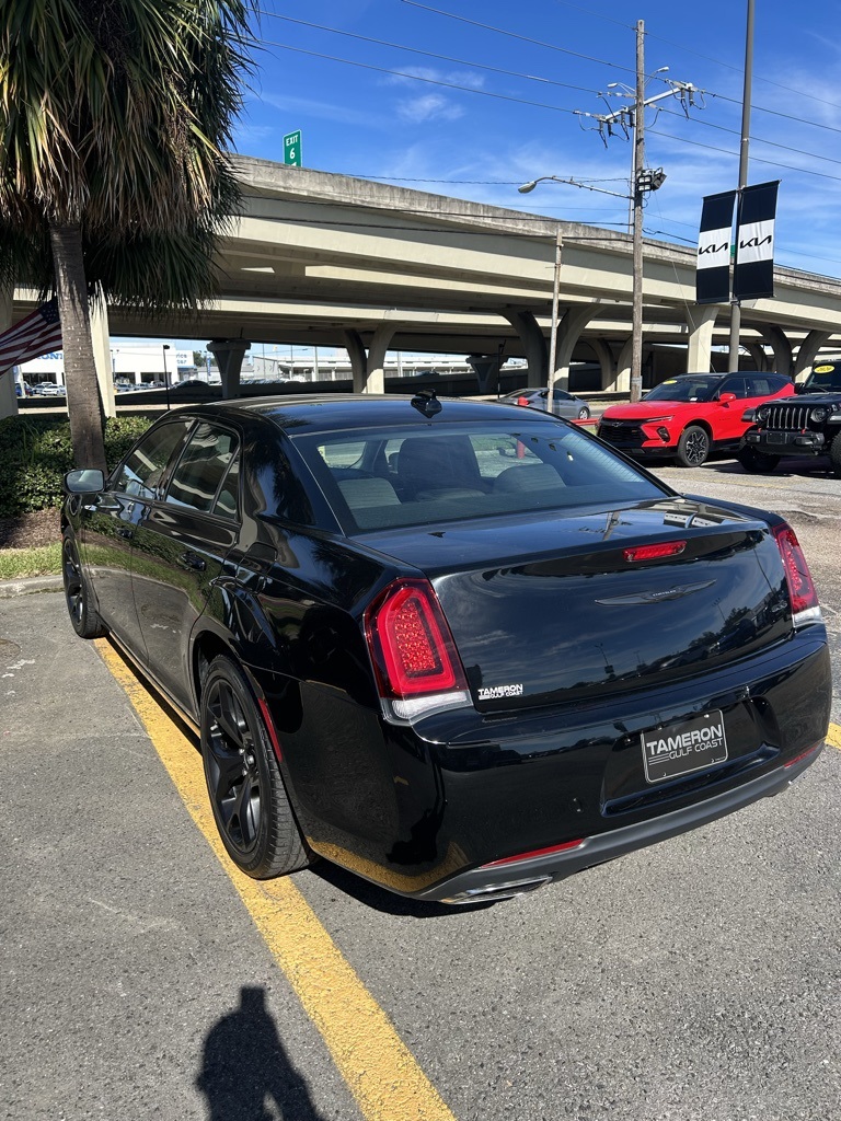 2022 Chrysler 300 Touring photo 4