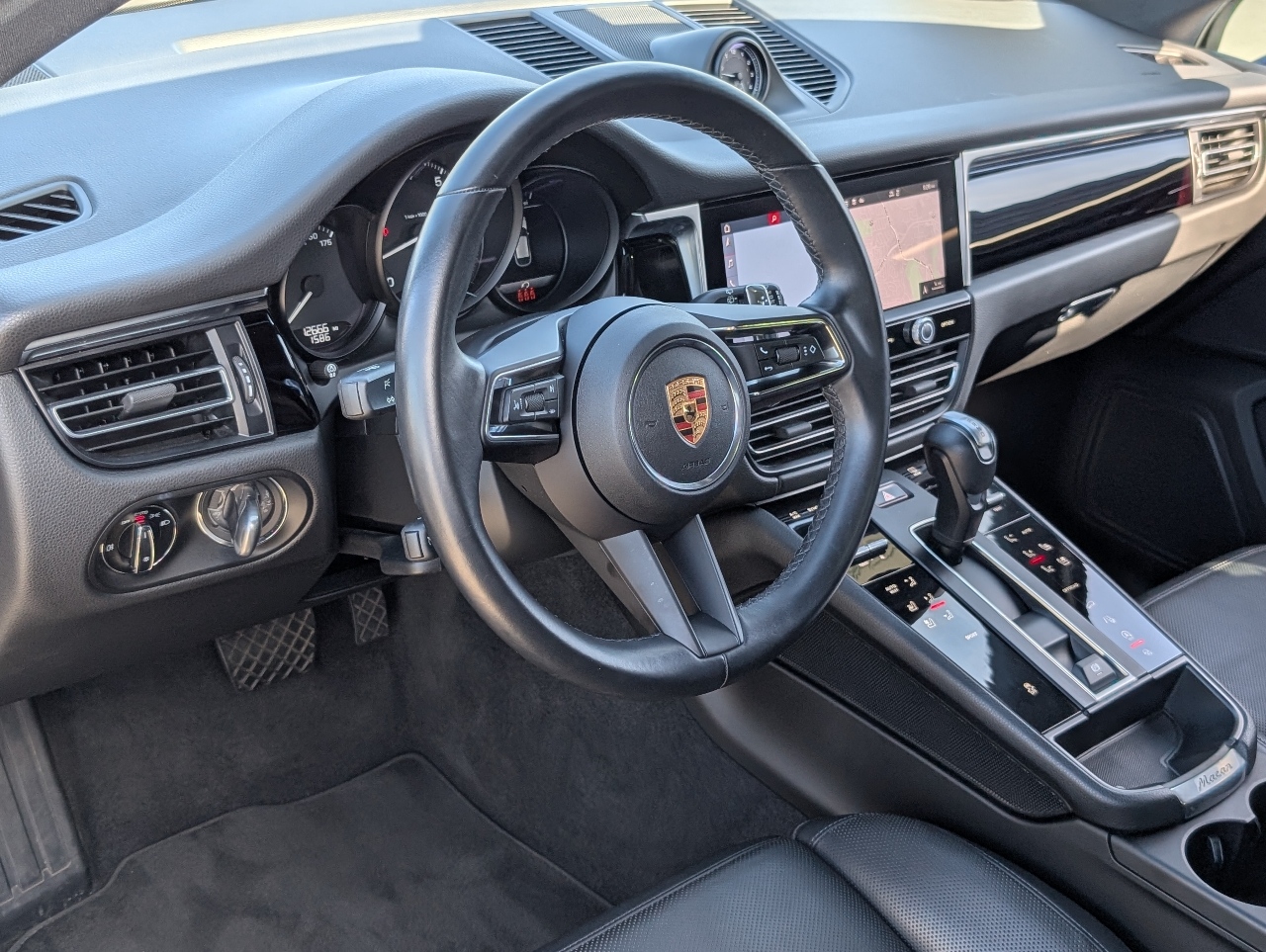 2024 Porsche Macan T photo 3