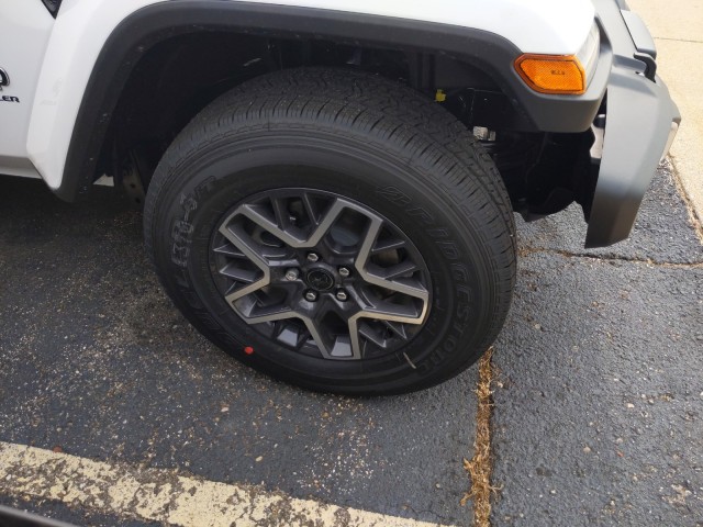 2024 Jeep Wrangler Sahara photo 8