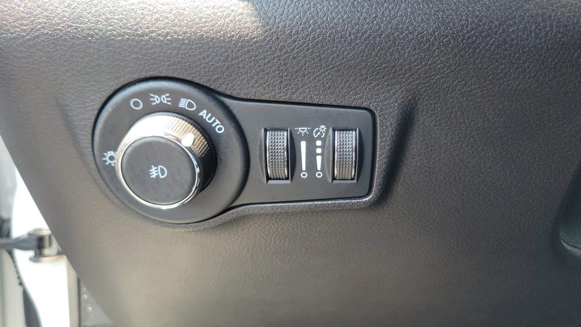 Used 2025 Bright White Clearcoat Jeep Latitude image 16