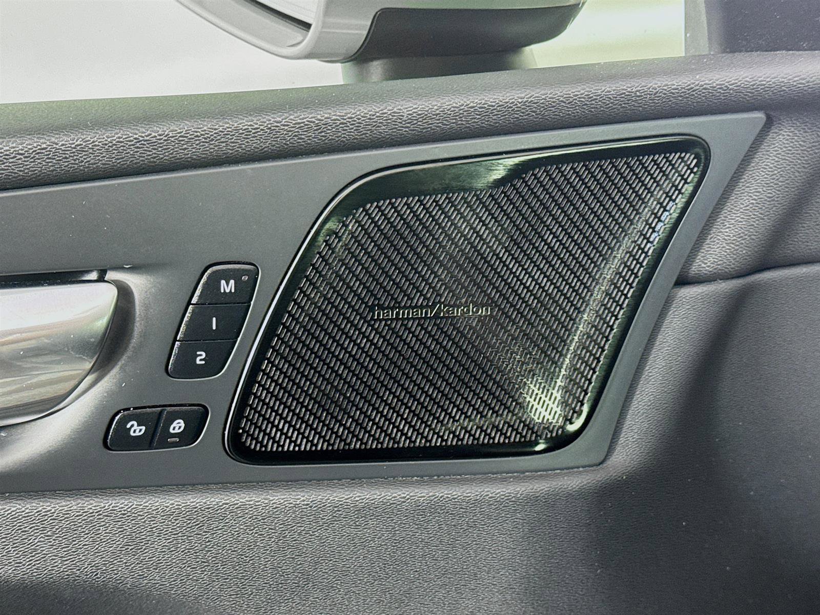 2023 Volvo XC60 B5 Plus photo 18