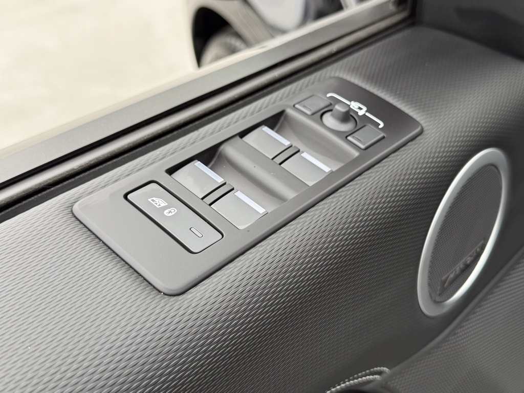 2025 Land Rover Discovery SE photo 9