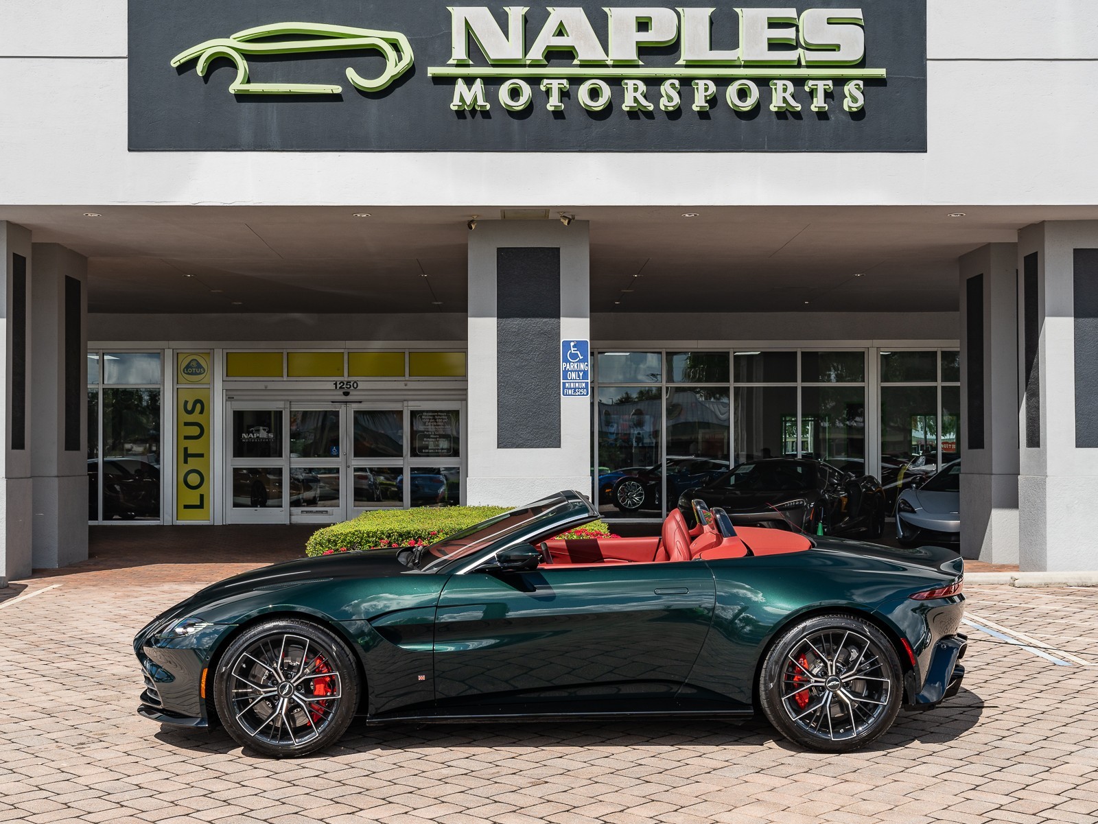 2021 Aston Martin Vantage photo 16
