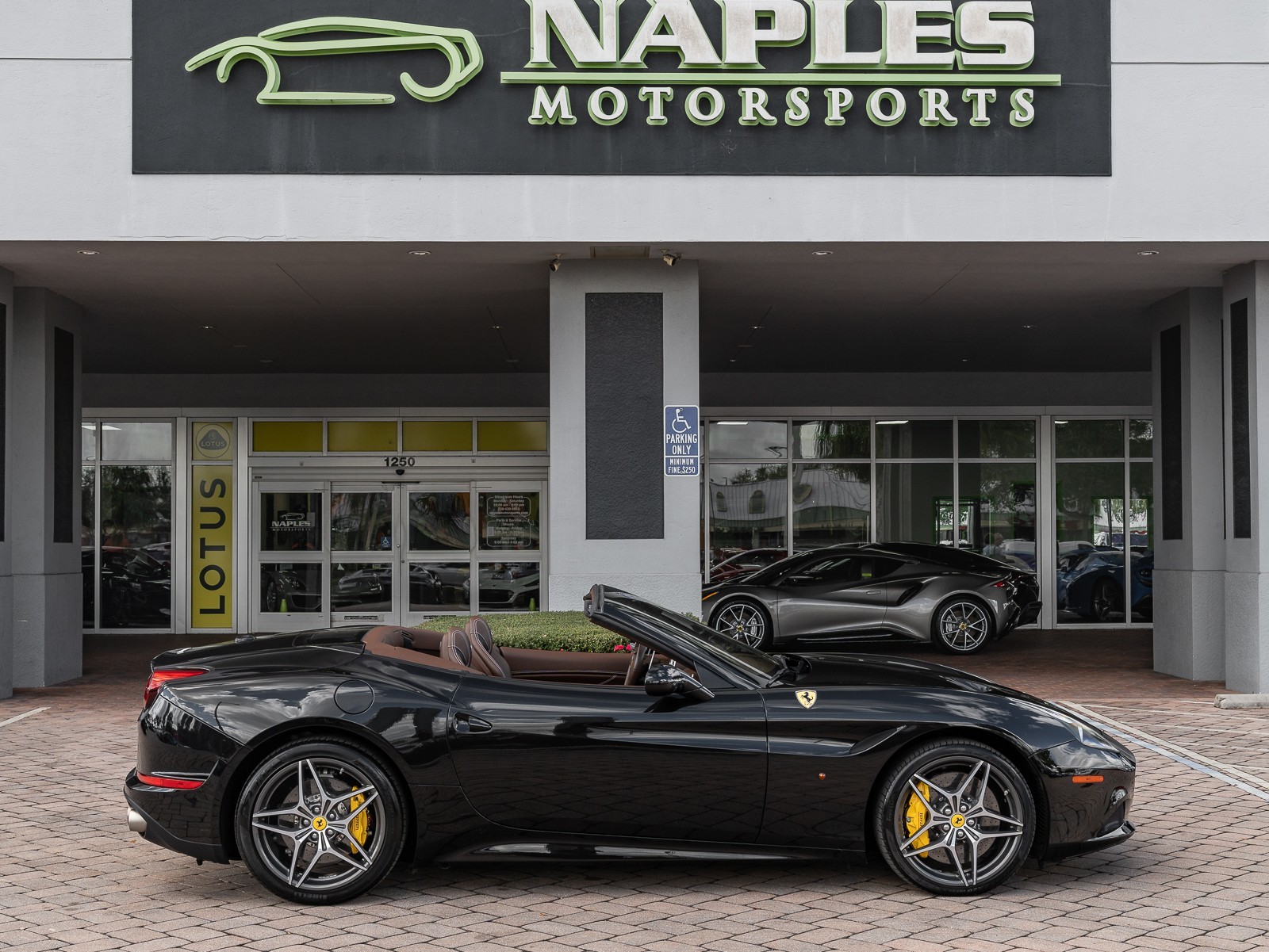 2015 Ferrari California T photo 36