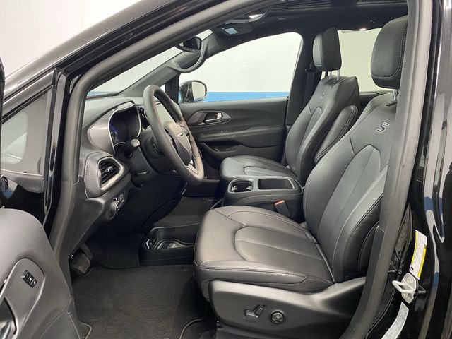 2026 Chrysler Pacifica photo 3