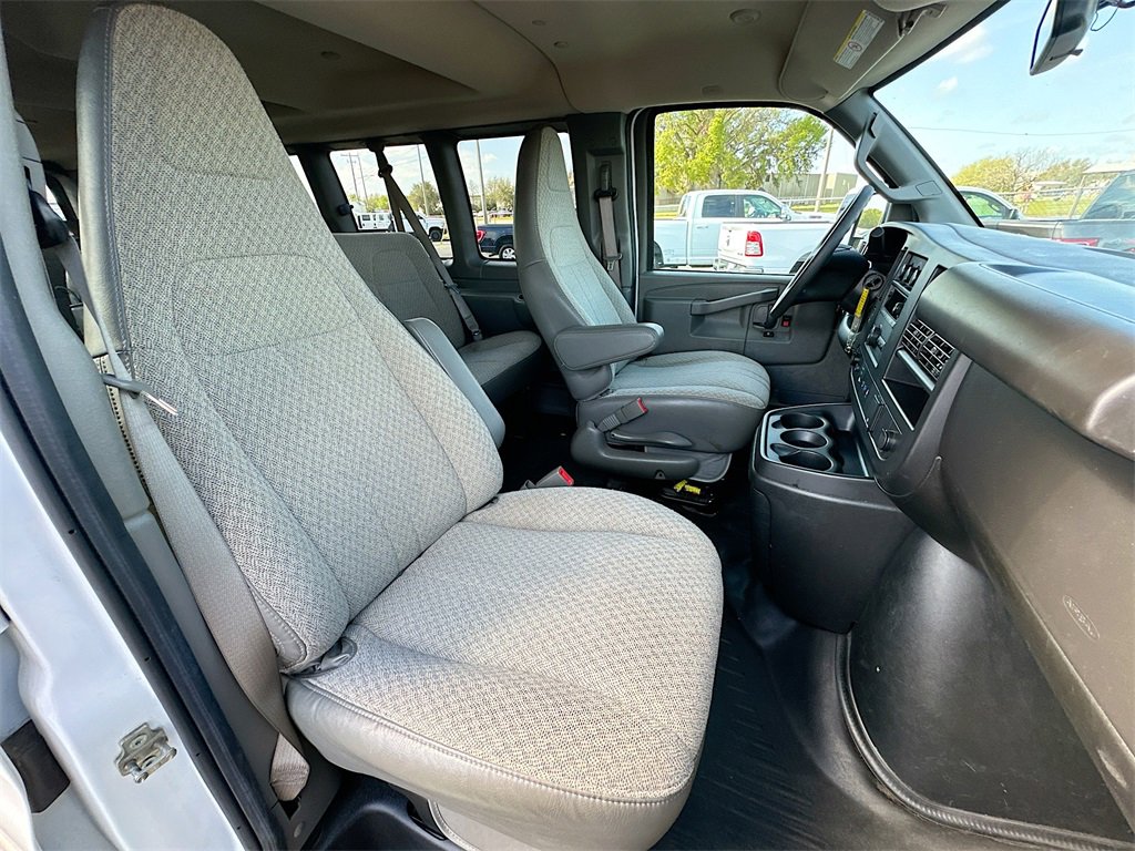 2022 Chevrolet Express Passenger 3500 photo 18