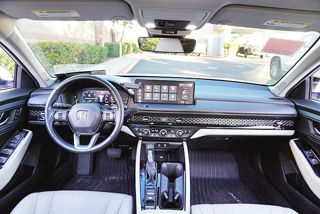 Used 2024 White Honda Touring image 18