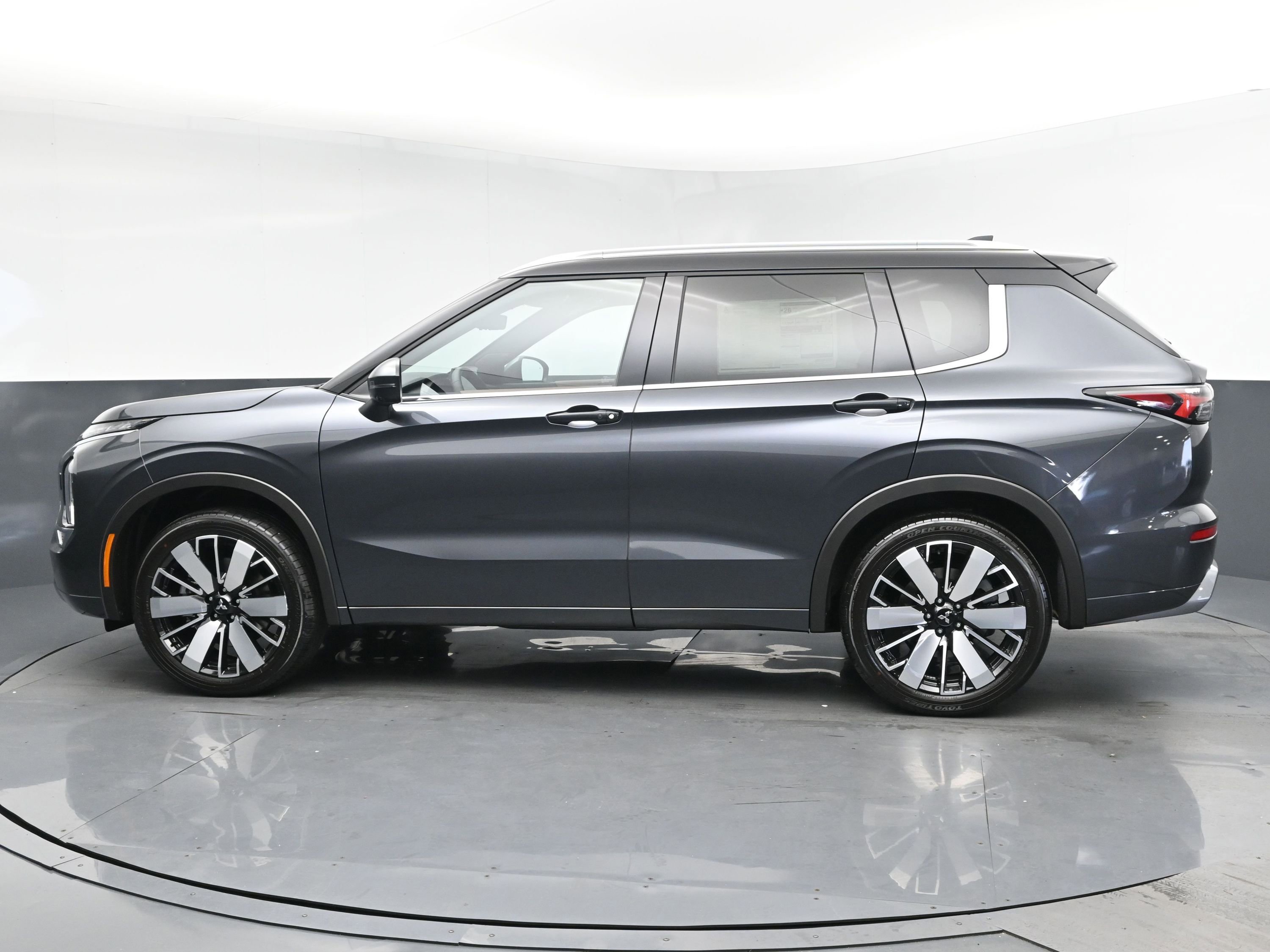 2025 Mitsubishi Outlander SEL photo 4