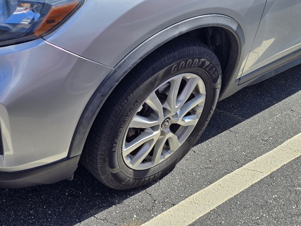 2018 Nissan Rogue SV photo 5