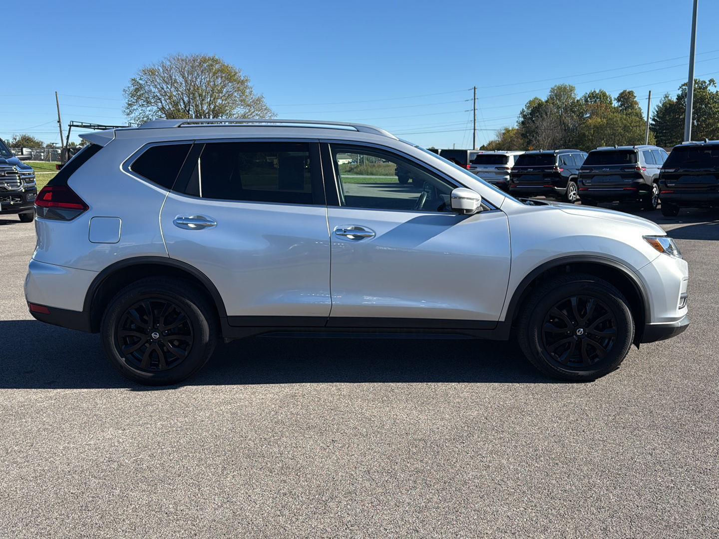2018 Nissan Rogue SV photo 4