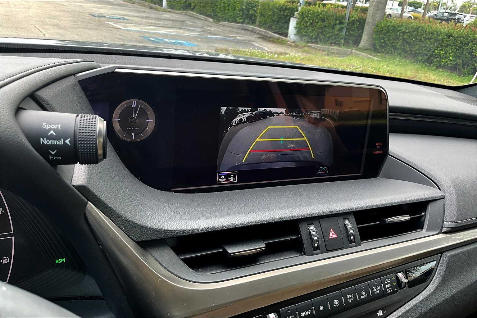 2021 Lexus ES 300h photo 24
