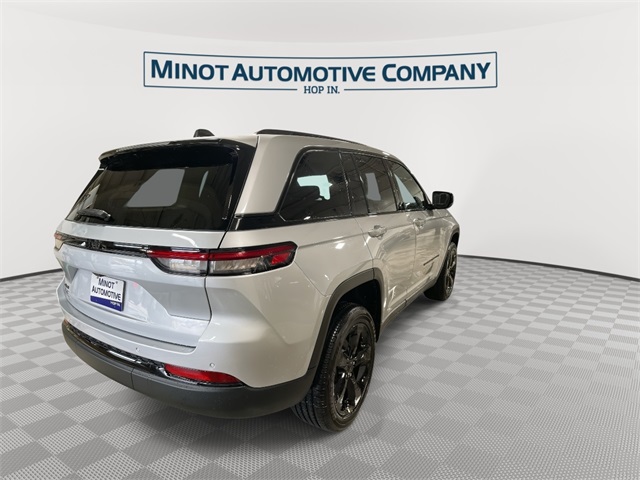 2025 Jeep Grand Cherokee Laredo Altitude photo 4