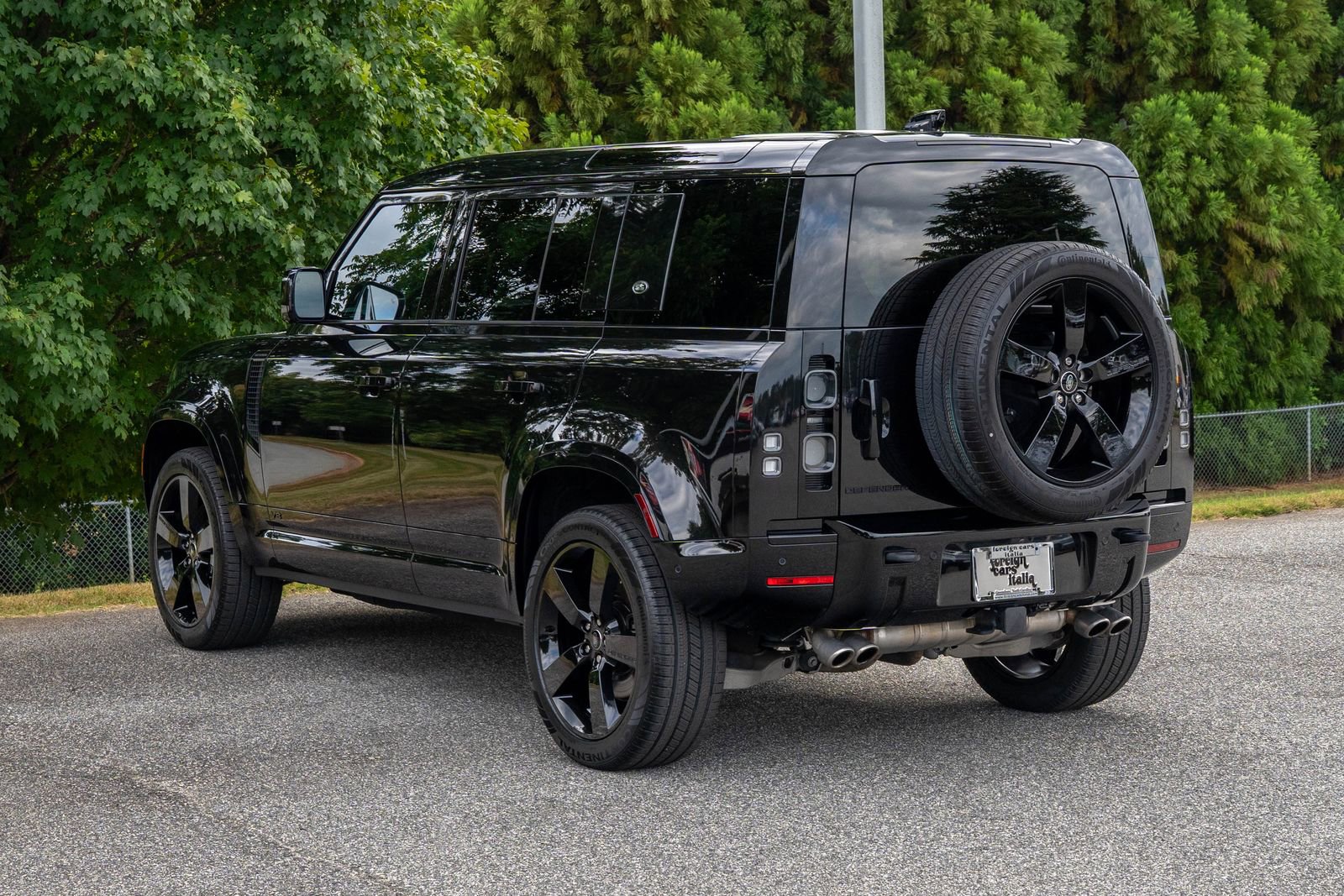2023 Land Rover Defender V8 photo 2