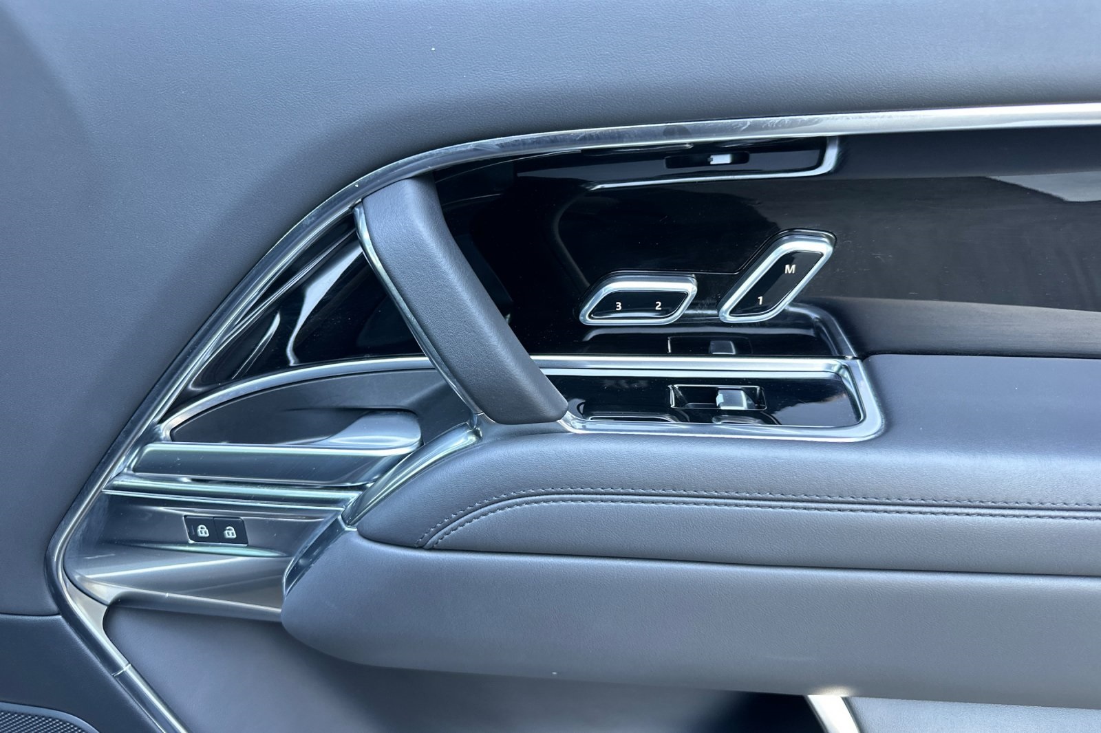 2023 Land Rover Range Rover SE photo 19